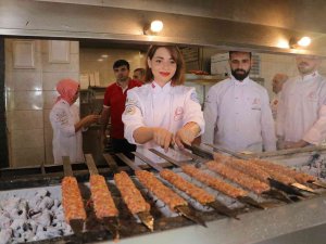 69 Yıllık Kebap Ustasından Eğitim Alan Gençlere Sertifika