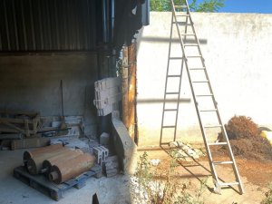 İ̇zmir’de Fabrika Duvarını Kırıp Hırsızlık Yapan Şüpheliler Tutuklandı