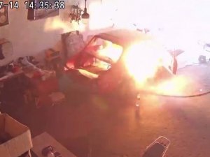 Sanayide Oksijen Tüpü Patladı, O Anlar Kameraya Yansıdı