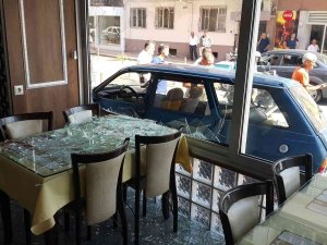Aydın’da Faciadan Dönüldü: Kaza Yapan Otomobil Lokantaya Daldı
