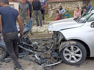Tokat’ta İki Otomobil Kafa Kafaya Çarpıştı: 5 Yaralı