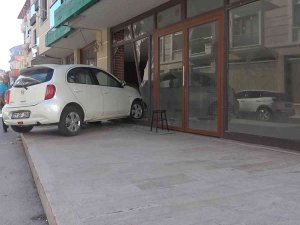 Yalova’da Kontrolden Çıkan Otomobil Boş Dükkana Girdi