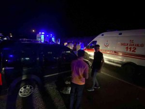 Batman’da İki Otomobil Kafa Kafaya Çarpıştı: 10 Yaralı