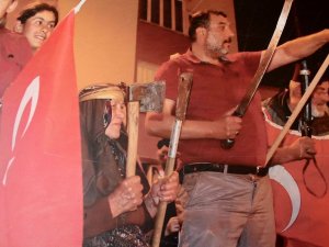 15 Temmuz Gecesi Vatan Savunması İçin Yanına Balta, Satır Alarak Köyünden Meydana İnen 86 Yaşındaki Kadın O Anları Anlattı