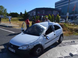 Hasta Taşıyan Araca Otomobilin Çarpıp Takla Atması Sonucu 2 Kişinin Yaralandığı Kaza Kamerada