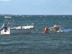 Ayvalık’ta Şiddetli Rüzgar Bazı Balıkçı Teknelerini Batırdı