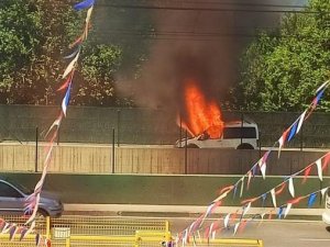 Seyir Halindeki Ticari Kamyonet Küle Döndü