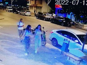 Genç Kızları Takip Edip Videolarını Çeken Şüpheliye Meydan Dayağı
