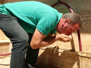 Bu Su İçin Kuyruğa Giriyorlar