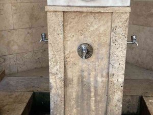 Tarihi Camiden Çalınan Muslukların Yerine Yenisi Takıldı