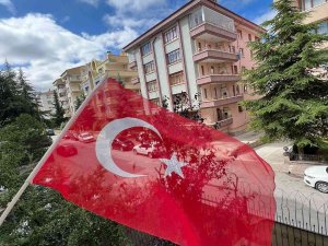 Ukrayna Büyükelçisi Bodnar, 15 Temmuz 2016’da Bir Vatandaşın Hediye Ettiği Türk Bayrağını Paylaştı