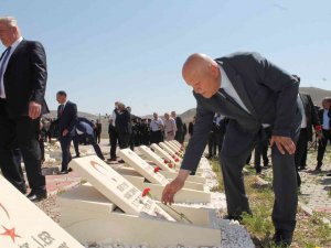 Şehitlik Ziyaret Edilerek Şehit Mezarlarına Karanfil Bırakıldı