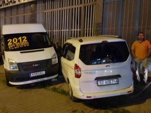 Hafif Ticari Araç Otomobile Çarptı: 1 Yaralı