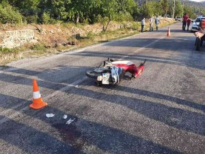 Otomobille Çarpışan Motosiklet Sürücüsü Öldü