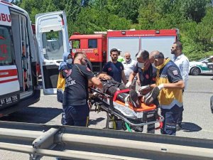 Otoyolda 3 Aracın Karıştığı Kazada 5 Kişi Yaralı