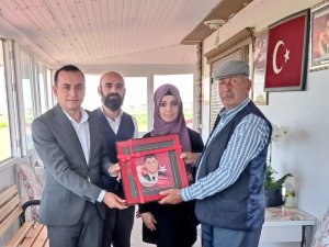 Şehit Ömer Halisdemir’in Portresini Bin 500 İlmekle 1 Yılda İşledi