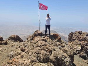 Türk Bayrağı Erek Dağı’nın 3 Bin 200 Rakımlı Bölgesinde Dalgalanıyor