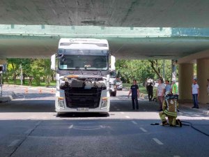 Bakırköy’de Akaryakıt Dolu Tır Alt Geçide Sıkıştı