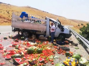Gercüş’te Meyve Sebze Yüklü Kamyonet Devrildi: 3 Yaralı