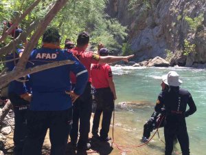 Arkadaşları İle Irmakta Yüzmeye Giden Genç Suda Kayboldu