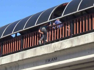 Düzce’de Üst Geçide Çıkan Genç Kız Ekiplere Zor Anlar Yaşattı