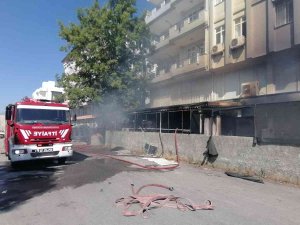 Antalya’da Korkutan Depo Yangını