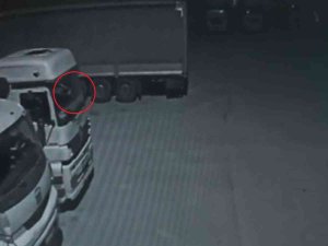 Kamyondan Hırsızlık Yapan Şüpheliyi Yürüyüşü Ele Verdi