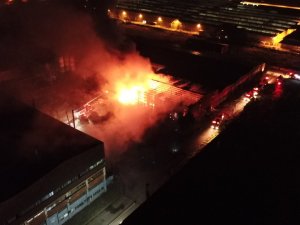Demir Döküm Fabrikasında Patlama Sonrası Çıkan Yangın Böyle Görüntülendi
