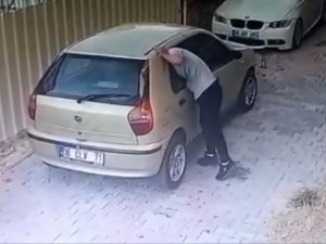 Bursa’da Gözüne Kestirdiği Çantayı Otomobilin Camını Patlatarak Çaldı