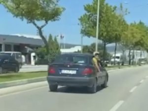 Canını Hiçe Sayan Çocuk, Otomobilin Camından Sarktı