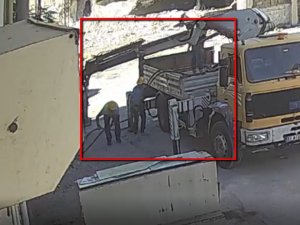 Bakır Kabloları Gündüz Vakti Vinçle Sökerek Çaldılar