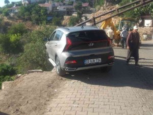 Elektrik Direği Uçurumdan Yuvarlanmasına Engel Oldu