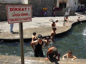 Diyarbakır’da Asfalt Buharlaştı, Çocuklar Süs Havuzlarına Koştu