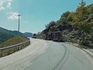 Virajı Alamayan Tır Devrildi: 1 Yaralı