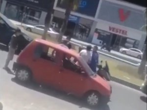 Güreşçi Tartıştığı Otomobil Sürücüsünü Böyle Nakavt Etti