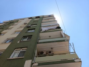 5’inci Kattan Düşen Bebek Yaralı Kurtuldu