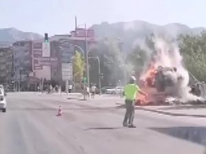 Saman Yüklü Kamyonet Alev Topuna Döndü