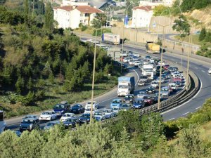 Tatilciler Dönmeye Başladı, İ̇stanbul İstikametinde Trafik Yoğunlaştı