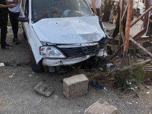 Otomobil Direğe Çarptı: 1 Yaralı