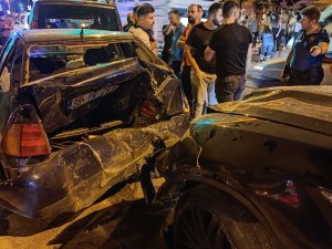 1’i Motosiklet 4 Araç Çarpıştı: 4 Yaralı