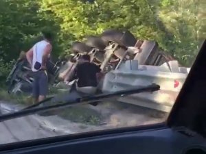 Kontrolden Çıkan Tır Ağaçlık Alana Devrildi: 1 Yaralı