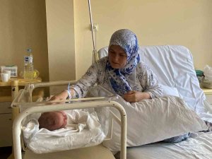 Doktorun “Kalk Git” Dediğini İddia Eden Hamile Kadın Evde Doğum Yaptı