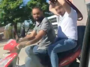 Bursa’da Seyir Halindeki Motosiklette Sandalye Taşıdı