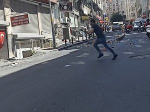 Şişli’de İlginç Anlar: Eşinin Tutuklandığını Öğrenince Eşyaları Sokağa Attı