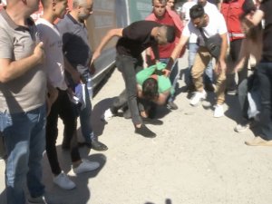 Fatih’te Otomobilden Hırsızlık Yapan Zanlıyı Vatandaşlar Metrelerce Kovaladı