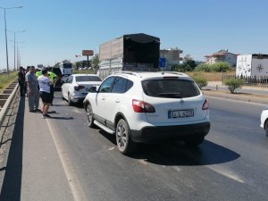 Üç Aracın Karıştığı Zincirleme Kazada 1 Kişi Yaralandı