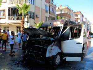 Alev Alev Yanan Tur Minibüsü İçin Mahalleli Seferber Oldu