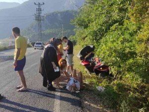Rus Turistler Devrilen Atv Aracının Altında Kaldı