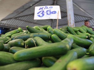 Pazar Tezgahlarında Salatalık 3,5 Tl’den Satılıyor