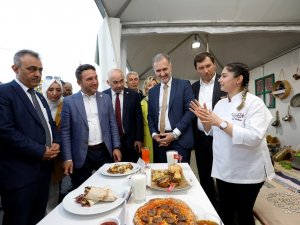 Festival Çadırında El Emeği Ürünler Sergilendi